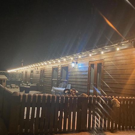 Fairview Farm Holiday Accommodation 14 Luxury Lodges, Cabins, Dog Friendly, Suitable For Couples, Families And Groups, Wedding Guests , Corporate Events, Sleeps 2-65 Guests In Ravenshead, Nottingham Near Sherwood Forest, Set In 88 Acres Exterior foto