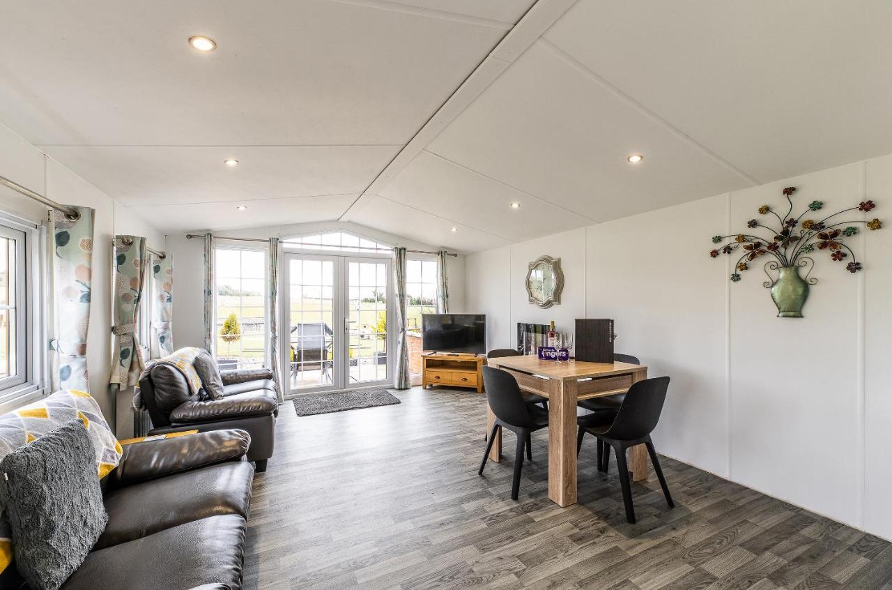Fairview Farm Holiday Accommodation 14 Luxury Lodges, Cabins, Dog Friendly, Suitable For Couples, Families And Groups, Wedding Guests , Corporate Events, Sleeps 2-65 Guests In Ravenshead, Nottingham Near Sherwood Forest, Set In 88 Acres Exterior foto