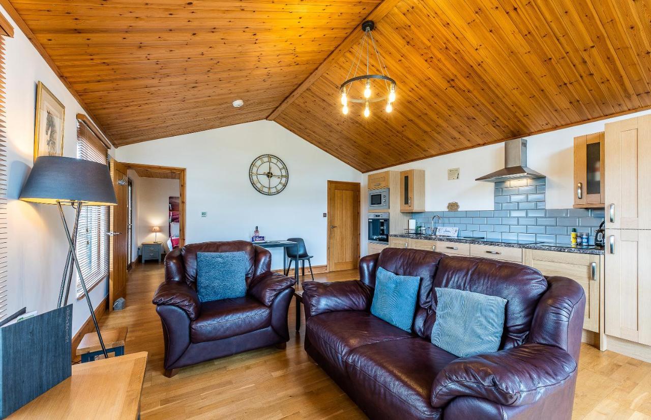 Fairview Farm Holiday Accommodation 14 Luxury Lodges, Cabins, Dog Friendly, Suitable For Couples, Families And Groups, Wedding Guests , Corporate Events, Sleeps 2-65 Guests In Ravenshead, Nottingham Near Sherwood Forest, Set In 88 Acres Exterior foto