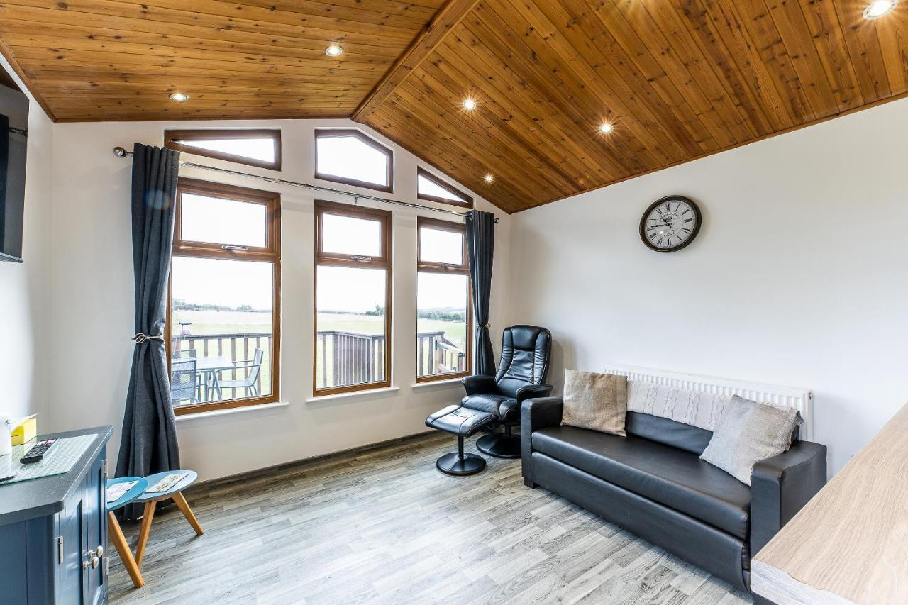 Fairview Farm Holiday Accommodation 14 Luxury Lodges, Cabins, Dog Friendly, Suitable For Couples, Families And Groups, Wedding Guests , Corporate Events, Sleeps 2-65 Guests In Ravenshead, Nottingham Near Sherwood Forest, Set In 88 Acres Exterior foto
