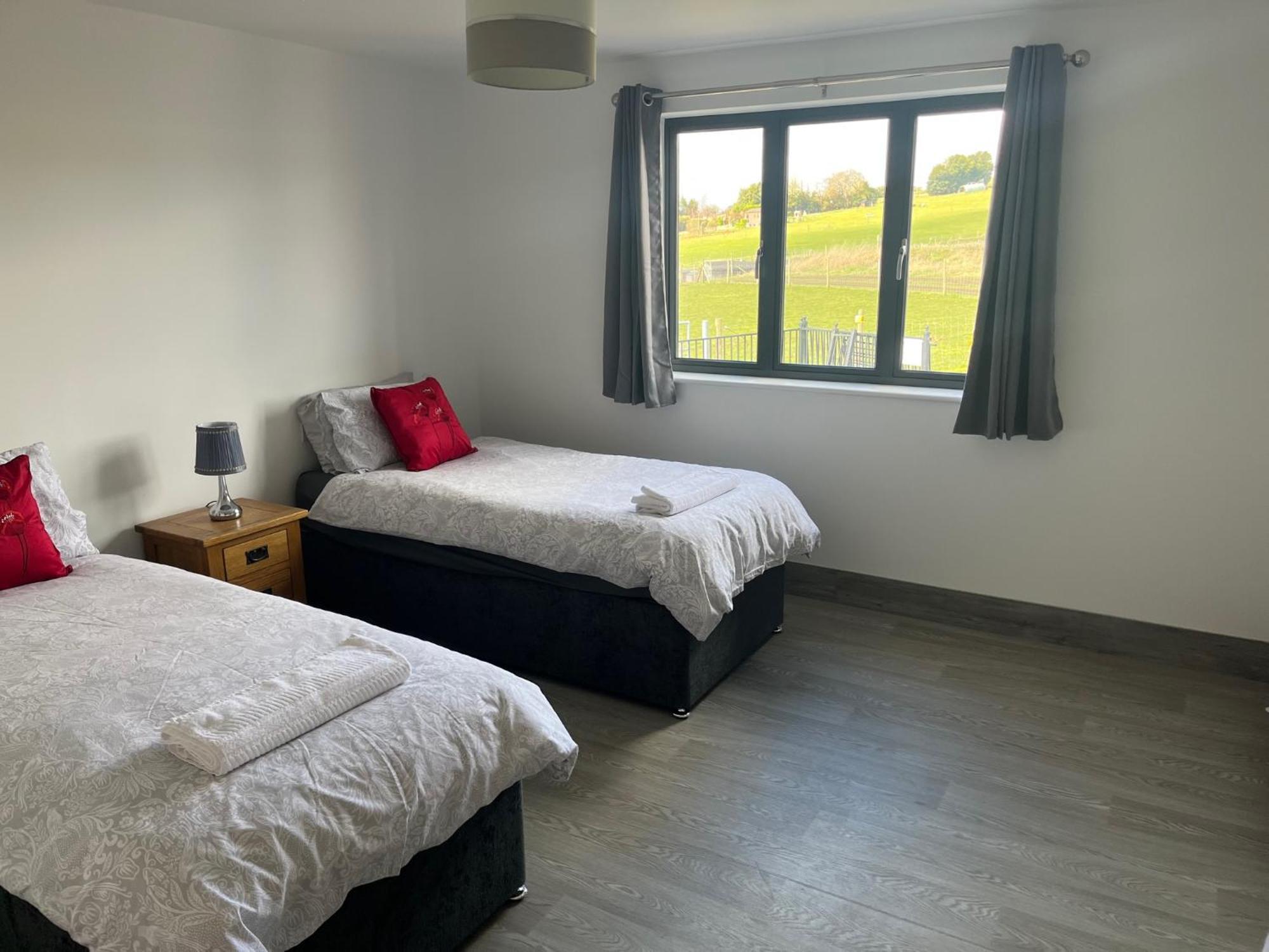 Fairview Farm Holiday Accommodation 14 Luxury Lodges, Cabins, Dog Friendly, Suitable For Couples, Families And Groups, Wedding Guests , Corporate Events, Sleeps 2-65 Guests In Ravenshead, Nottingham Near Sherwood Forest, Set In 88 Acres Exterior foto