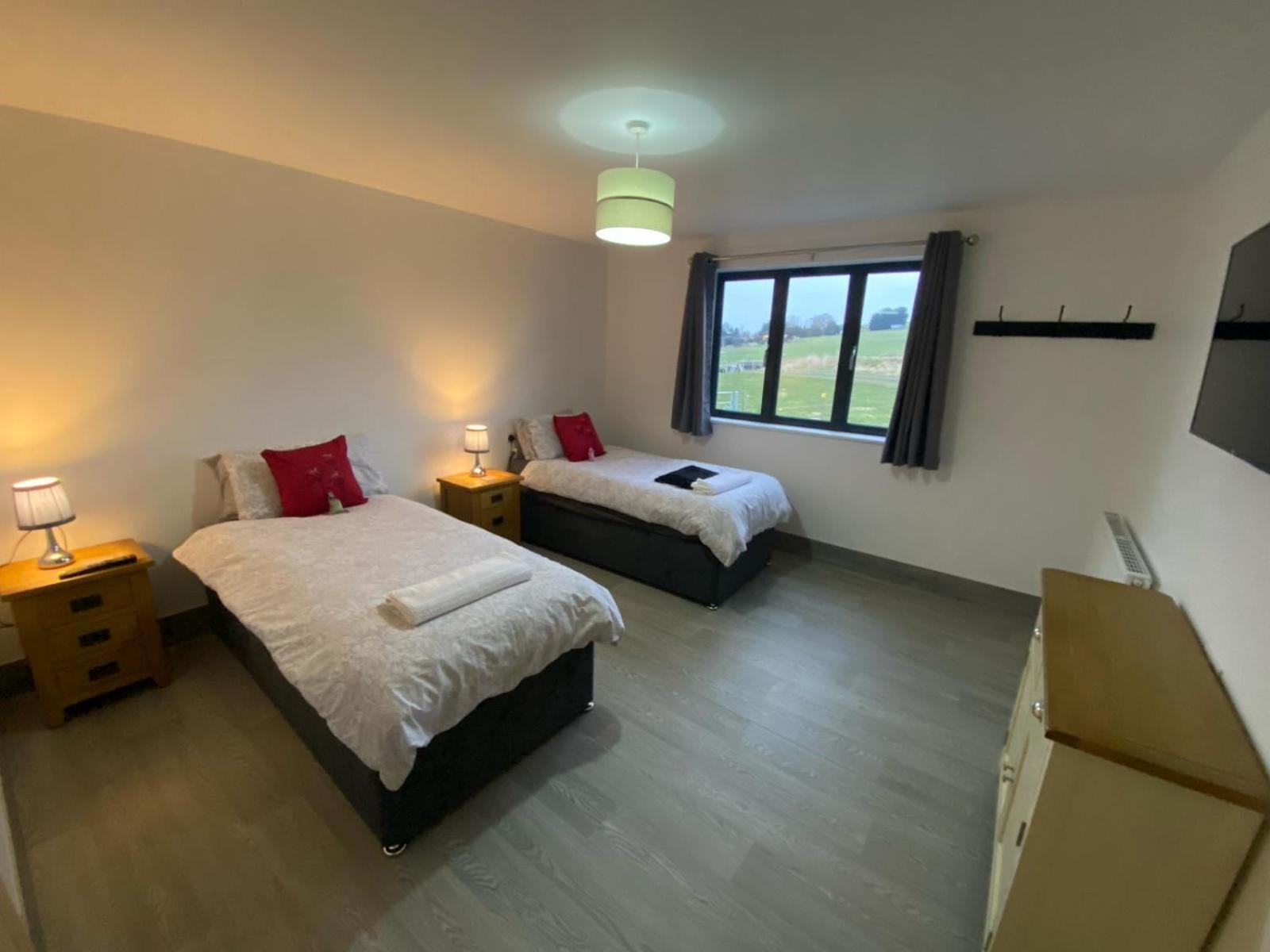 Fairview Farm Holiday Accommodation 14 Luxury Lodges, Cabins, Dog Friendly, Suitable For Couples, Families And Groups, Wedding Guests , Corporate Events, Sleeps 2-65 Guests In Ravenshead, Nottingham Near Sherwood Forest, Set In 88 Acres Exterior foto